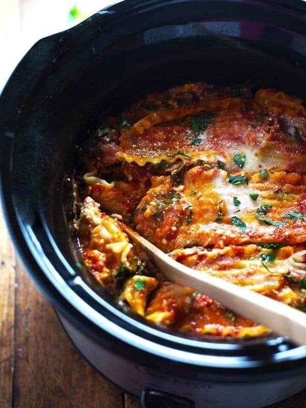 Super Easy Skinny Veggie Crockpot Lasagna - a handful of simple ingredients for a healthy family dinner. | https://gezondheid-beter.today